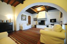 Salon avec chemine en Toscane